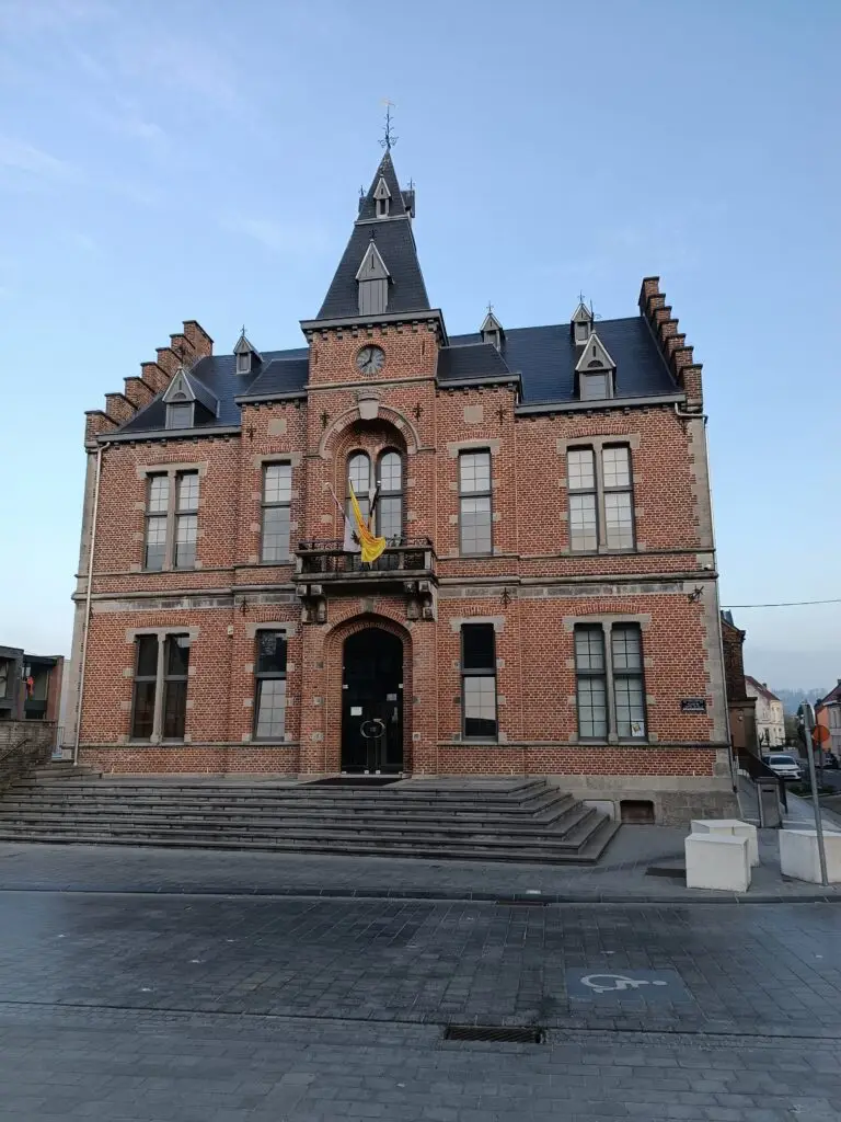 Durant mon stage de première année, j'ai eu la chance de faire mon stage à la commune de Frasnes-Lez-Anvaing, où j'ai eu la possibilité de découvrir pour la première fois le monde du travail, ainsi que d'utiliser mes compétences sur le terrain afin de permettre une communication interne correcte, et me permettant aussi d'améliorer mes capacités de futur communicant.